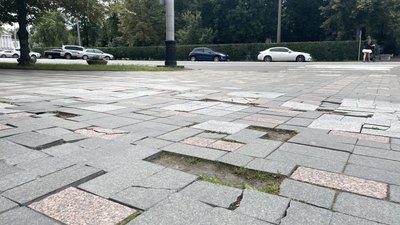Тротуар біля Полтавської міської ради зроблять безбар’єрним за 3 мільйони гривень