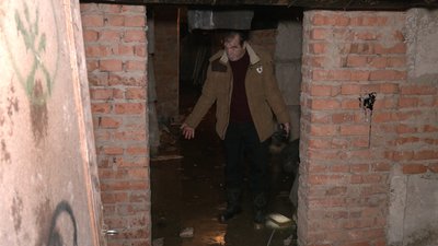 "Нічийна" вода: як в будинку у Рівному тиждень затоплювало підвал