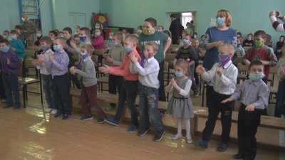 Вистава поблизу лінії зіткнення: дітей прифронтової школи привітали артисти театру Вистава поблизу лінії зіткнення: дітей прифронтової школи привітали артисти театру