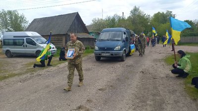 На Чернігівщині попрощалися з матросом Дмитром Кодриком, який загинув під час виконання бойового завдання на Донеччині На Чернігівщині попрощалися з матросом Дмитром Кодриком, який загинув під час виконання бойового завдання на Донеччині