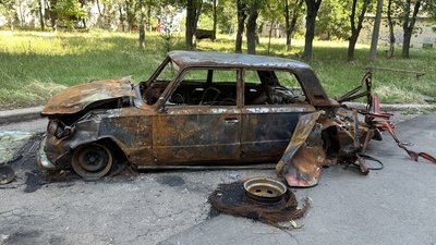 Обгоріле після обстрілу РФ авто у місті Дружківка на Донеччині