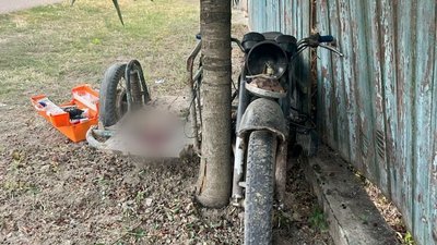 Місце ДТП на Одещині, де мотоцикл врізався в дерево та паркан