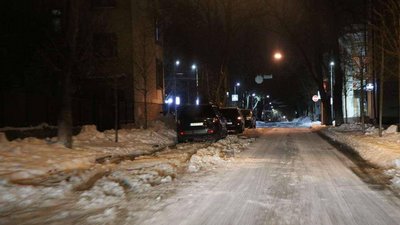 Стоянка автомобілів у нічний час у Чернігові Стоянка автомобілів у нічний час у Чернігові