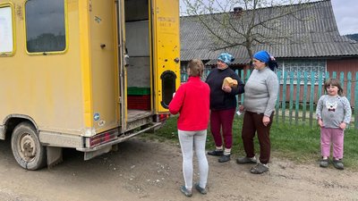 Водій розвозить хліб мешканцям гірських сіл Водій розвозить хліб мешканцям гірських сіл