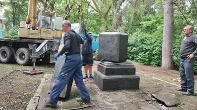 Демонтаж столітнього пам’ятника в одному зі скверів Кам'янця-Подільського. Демонтаж столітнього пам’ятника в одному зі скверів Кам'янця-Подільського.