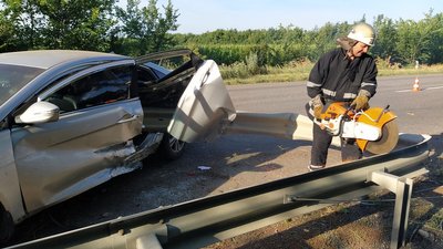 Поблизу Хмельового Маловисківського району машина в'їхала у відбійник. Травмувались діти
