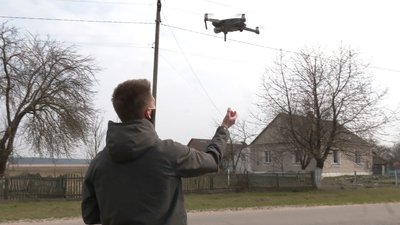 На Волині волонтер із квадрокоптером допомагає рятувальникам шукати паліїв трави