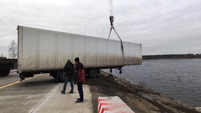 Рятувальники Житомирщини 8 годин діставали з озера вантажівку Рятувальники Житомирщини 8 годин діставали з озера вантажівку