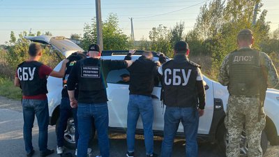 Трьох закарпатців підозрюють у незаконному переправленні чоловіків за кордон Трьох закарпатців підозрюють у незаконному переправленні чоловіків за кордон