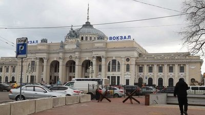 Втекли від бомб та обстрілів. До Одеси прибув евакуаційний потяг зі сходу України. ВІДЕО