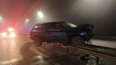 На Рівненщині водій з Івано-Франківщини вилетів на відбійник, авто зависло зверху На Рівненщині водій з Івано-Франківщини вилетів на відбійник, авто зависло зверху
