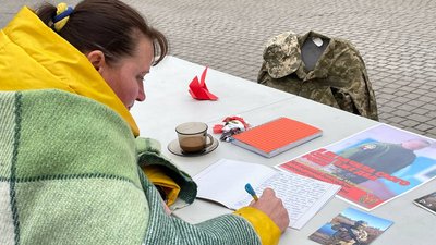 "Два серця в полоні": у Запоріжжі відбулася акція на підтримку українських полонених "Два серця в полоні": у Запоріжжі відбулася акція на підтримку українських полонених