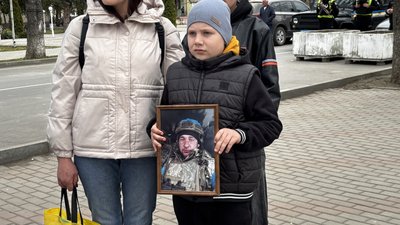 "Чекаємо. Віримо. Боремося": на Вінниччині провели мирну акцію на підтримку полонених і зниклих безвісти "Чекаємо. Віримо. Боремося": на Вінниччині провели мирну акцію на підтримку полонених і зниклих безвісти