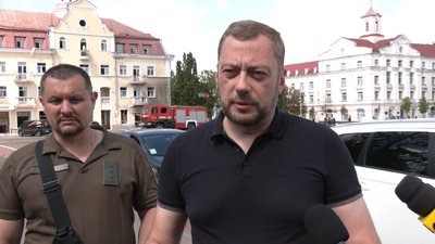 В'ячеслав Чаус біля драмтеатру, куди прилетіла російська ракета В'ячеслав Чаус біля драмтеатру, куди прилетіла російська ракета
