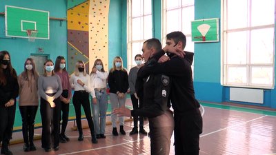 Самооборона для школярів: старшокласників Сватового навчають самозахисту Самооборона для школярів: старшокласників Сватового навчають самозахисту