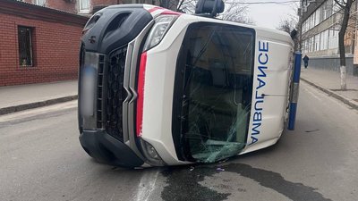 У Харкові автівка швидкої потрапила в ДТП на вулиці Дмитрівський, 7 березня 2024 року