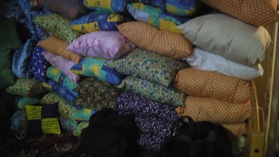Шиють і в'яжуть: "Бабусин батальйон" на Житомирщині допомагає ЗСУ