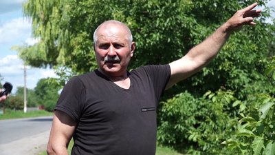 Житель Вільшанської громади Анатолій каже, що його будинок теж постраждав від обстрілу Житель Вільшанської громади Анатолій каже, що його будинок теж постраждав від обстрілу