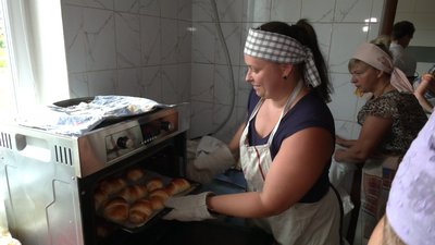 "Завдяки ним ми спимо": біля Рівного волонтери випікають для бійців по кілька тисяч смаколиків на день