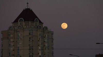 Над Землею піднявся Квітковий Місяць. Як він виглядав з різних куточків світу