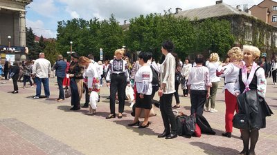 У Тернополі провели акцію до Дня вишиванки У Тернополі провели акцію до Дня вишиванки