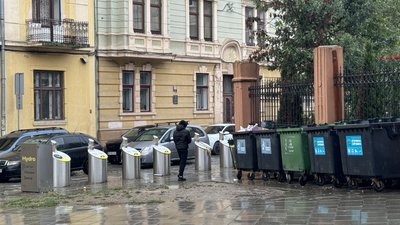 Підземні смітники, які не працюють на вулиці Миколи Лисенка у Чернівцях