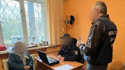 Очолила школу і вилучила українські книжки: жительку Харківщини підозрюють у колабораціонізмі