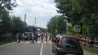 В Галичі на Прикарпатті вдруге перекрили дорогу Н-09 "Мукачево-Львів" В Галичі на Прикарпатті вдруге перекрили дорогу Н-09 "Мукачево-Львів"