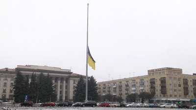 У Житомирі на Соборному майдані через погодні умови тимчасово приспустили прапор У Житомирі на Соборному майдані через погодні умови тимчасово приспустили прапор