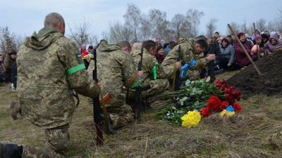 Навіки залишиться 22: на Чернігівщині провели в останню путь бійця Олексія Ротача Навіки залишиться 22: на Чернігівщині провели в останню путь бійця Олексія Ротача