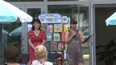 "Бібліотека під парасолькою": у Черкасах розпочалась вулична акція "Бібліотека під парасолькою": у Черкасах розпочалась вулична акція