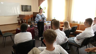 Автори проєкту "Розповім про Героя" показали у Хмельницькому відео про воїнів Автори проєкту "Розповім про Героя" показали у Хмельницькому відео про воїнів