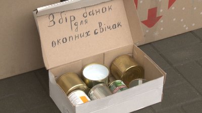 продавчиня робить окопні свічки продавчиня робить окопні свічки