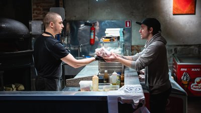 Більше трьох тисяч обідів. Дніпровський ресторан готує їжу для військових – фоторепортаж