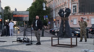 У Києві відкрили інсталяцію, присвячену полоненим з "Азовсталі" У Києві відкрили інсталяцію, присвячену полоненим з "Азовсталі"