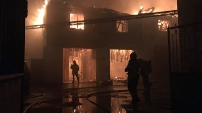 У середмісті Черкас горить будинок. Площа займання 800 квадратних метрів У середмісті Черкас горить будинок. Площа займання 800 квадратних метрів