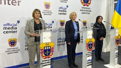 Сімейна лікарка Ірина Боровик,
директорка обласного департаменту охорони здоров’я Ольга Ярмоленко,
начальниця сектору психологічного забезпечення пожежно-рятувальної служби області Ольга Шепель Сімейна лікарка Ірина Боровик,
директорка обласного департаменту охорони здоров’я Ольга Ярмоленко,
начальниця сектору психологічного забезпечення пожежно-рятувальної служби області Ольга Шепель