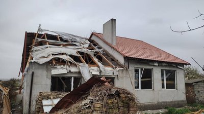 Російські війська вдарили по Нікопольському району Дніпропетровщини: одна людина поранена Російські війська вдарили по Нікопольському району Дніпропетровщини: одна людина поранена
