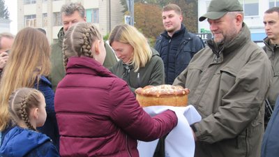 Благодійні автобуси з Естонії: головам трьом громад Житомирщини вручили ключі від транспортних засобів Благодійні автобуси з Естонії: головам трьом громад Житомирщини вручили ключі від транспортних засобів