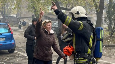 У Запоріжжі через пожежу в одній з квартир багатоповерхівки евакуювали шестеро людей