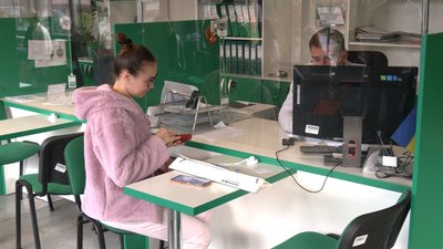 Водійка з Франківська сотою в області отримала індивідуальний номерний знак Водійка з Франківська сотою в області отримала індивідуальний номерний знак