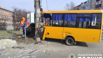 Автобус в'їхав в електроопору: через аварію у Полтаві травмувалися двоє людей Автобус в'їхав в електроопору: через аварію у Полтаві травмувалися двоє людей