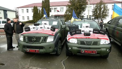 Березнівські волонтери з Рівненщини відправили на фронт 20 "бандеромобілів" Березнівські волонтери з Рівненщини відправили на фронт 20 "бандеромобілів"