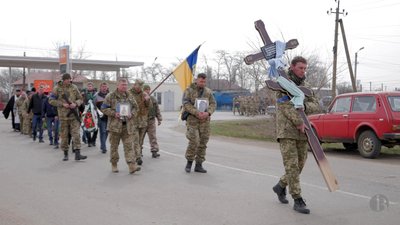 В селі Одеської області поховали загиблого на сході країни військовослужбовця