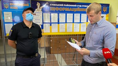 “Маю право”. У Сумах суд оштрафував чоловіка, бо він відмовлявся вдягати маску в суді “Маю право”. У Сумах суд оштрафував чоловіка, бо він відмовлявся вдягати маску в суді