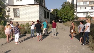 Херсонці добиваються ремонту дороги біля їх будинків