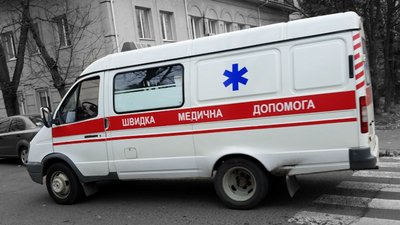 Гальмувало бездоріжжя: на Рівненщині фельдшерка вночі прийняла пологи в авто