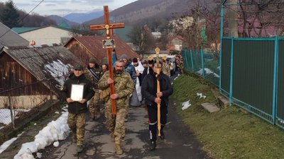 На Закарпатті попрощалися з полеглим захисником Михайлом Кіяшком На Закарпатті попрощалися з полеглим захисником Михайлом Кіяшком