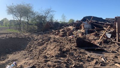 Уламок бомби потрапив у шию. Подробиці загибелі дитини від авіаудару по Новгород-Сіверській громаді Уламок бомби потрапив у шию. Подробиці загибелі дитини від авіаудару по Новгород-Сіверській громаді