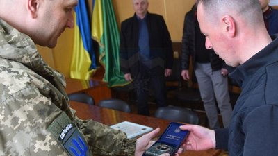 Подяка за порятунок. На Житомирщині перейменували вулицю на честь бійців "десятки" з Франківщини Подяка за порятунок. На Житомирщині перейменували вулицю на честь бійців "десятки" з Франківщини